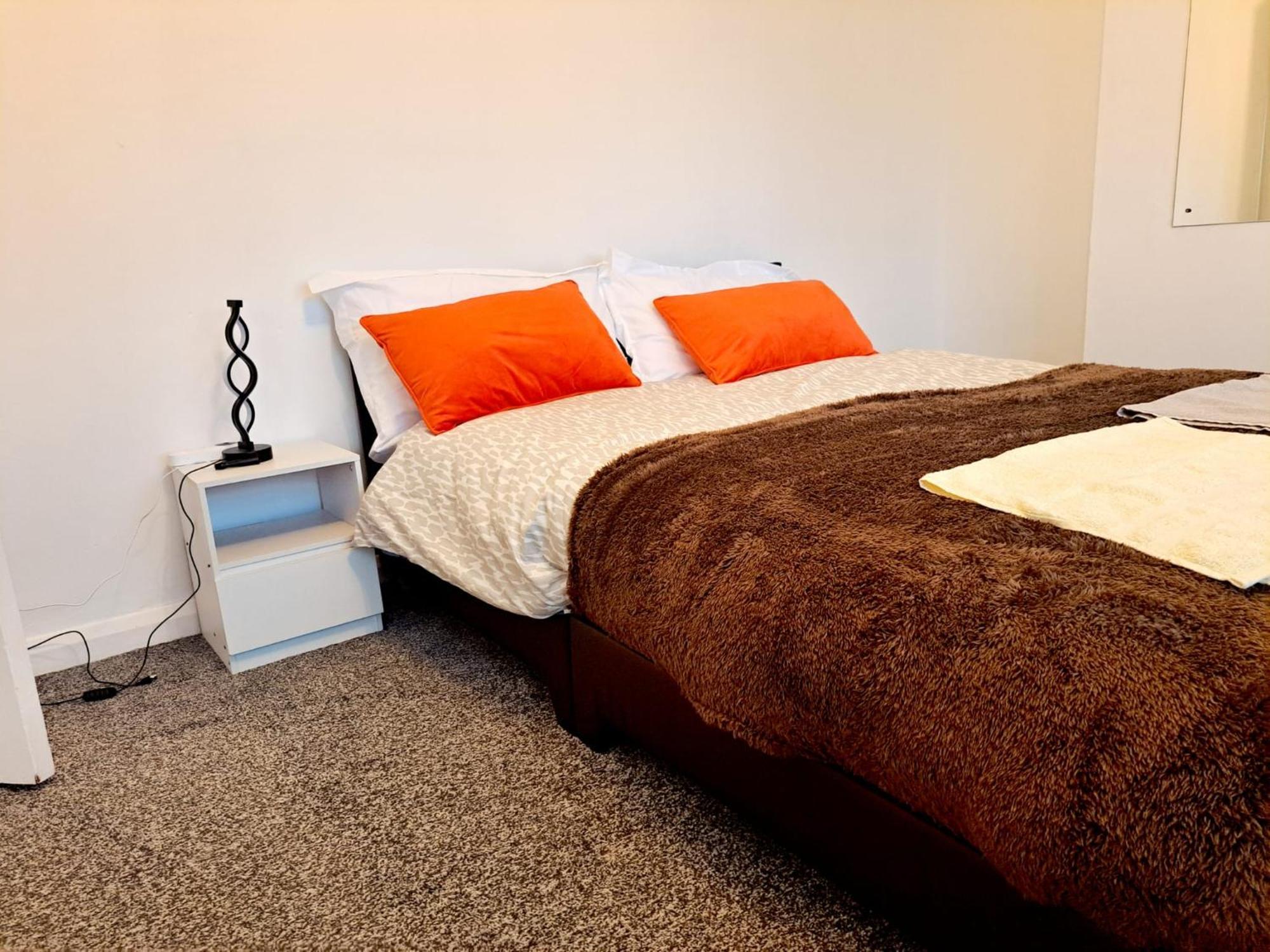 Cozy 2Br Home Leeds Free Parking & Wifi Pets Welcome Exterior photo